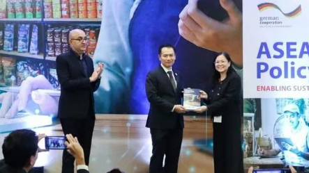 5b8a57f1e6e6bf41c1ca3b725126911f.png 5b8a57f1e6e6bf41c1ca3b725126911f.png